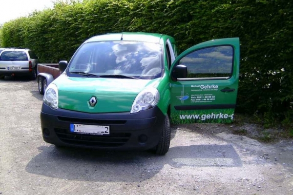 fahrzeugbeschriftung-gartenbau-gehrke-renault-02-h70085FA5BED-C55C-71C0-78DF-96FB3C15BC44.jpg