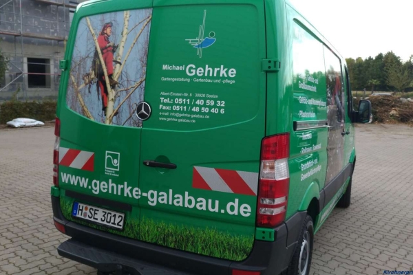 fahrzeugbeschriftung-gartenbau-gehrke-db-hinten-02-h850AF263E5B-8B86-3805-F763-4F318628B01E.jpg