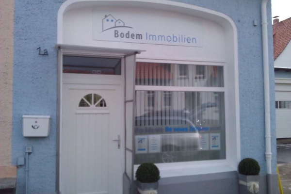 fensterbeschriftung-makler-bodem-01-h85064822348-EA31-FF4E-9353-1CC3D62F55F9.jpg