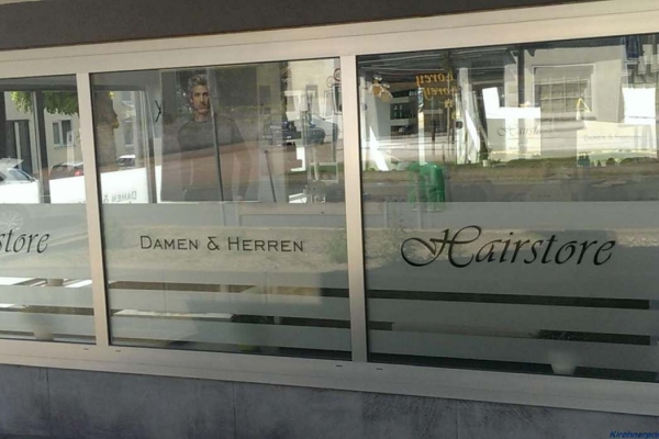 fensterbeschriftung-friseur-hairstore-01-h700C6527A4D-9B41-E167-6B7E-0E705139C7EA.jpg
