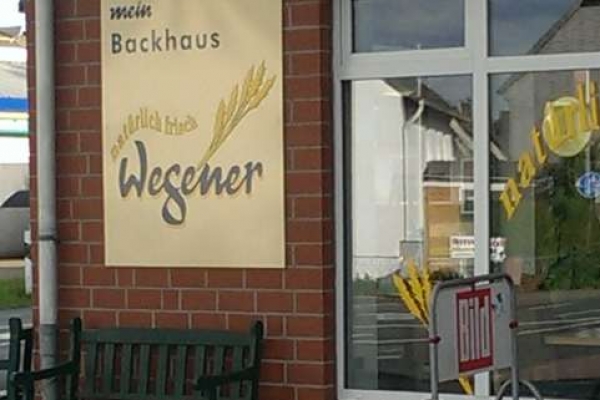 werbeschild-fensterbeschriftung-baeckerei-wegener-hameln-h8509011CF21-4DFD-6811-1AA1-739AD2036032.jpg